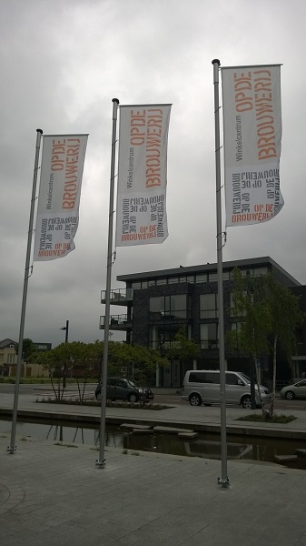 cilindrische_vlaggenmast_met_hijsbare_banieruithouder.jpg