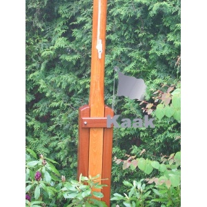 blank gelakte houten vlaggenmast met blank gelakte mastbok