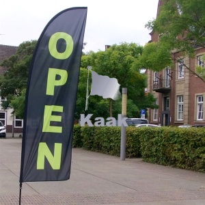 beachvlaggen met de tekst open
