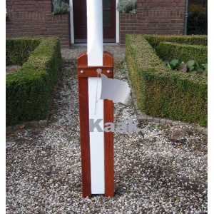 wit gelakte houten vlaggenmast met blank gelakte mastbok